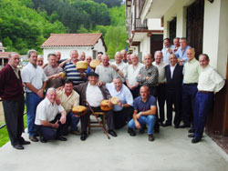 El grupo de sunbildarras 'amerikanoak' reunidos en una edición anterior del encuentro anual que celebran cada 1 de mayo (foto euskalkultura.com)