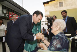 El lehendakari Juan José Ibarretxe saluda a Eustakia Echeverrigaray en su reciente viaje del pasado mes de marzo a la capital chilena