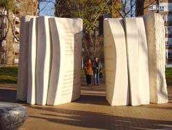 Monumento denominado 'Convivencia', obra de Yaël Artsi, en Judimendi, Vitoria-Gasteiz, con palabras en euskera, español y hebreo, inaugurado en 2004
