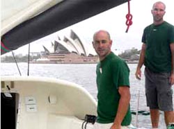 Unai Basurko y Gonzalo Treceño en Sydney a bordo del Ocean World, a punto de comenzar su singladura