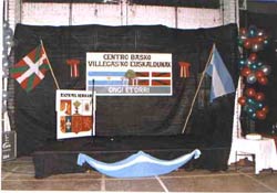 Stand con el logo, escudos, banderas y símbolos de Villegasko Euskaldunak de General Villegas