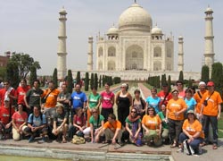 Los integrantes de la coral tolosarra Hodeiertz posan esta semana frente al emblemático edificio y jardines del Palacio de Taj Mahal (foto Hodeiertz)