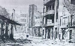 Imagen de una de las calles de Gernika tras sufrir por más de tres horas el bombardeo de la aviación alemana al servicio del sublevado general Franco