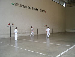 El Centro Vasco de Caracas festejó también con partidos de pelota Aberri Eguna. En la foto, cancha de Eusko Etxea de Valencia-Carabobo, Venezuela