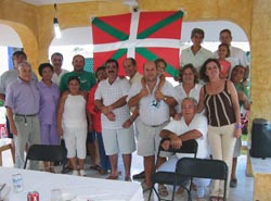 Vascos de Cancún posan junto a la ikurriña en el primer Aberri Eguna a que convoca un grupo de gente que trabaja por el establecimiento de una nueva euskal etxea en el estado de Quintana Roo
