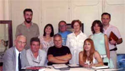 Foto de archivo de un grupo de miembros del Centro de Estudios Arturo Campion