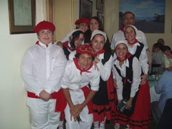 Algunos de los jóvenes dantzaris de Ibai Guren durante la celebración de Aberri Eguna