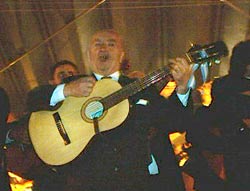 El músico argentino-vasco Félix Máximo María Sarasqueta durante el concierto en Villa Mercedes