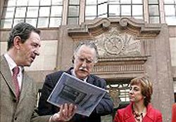 Iñaki Azkuna, alcalde de Bilbao, y la consejera Azkarate de Cultura en la presentación de la sede 