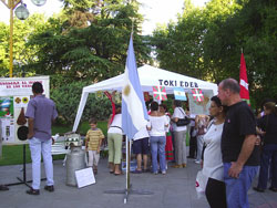 Stand promocional de los cursos de euskera del Centro Vasco 'Toki Eder' de José C. Paz