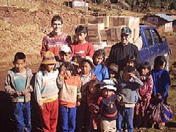 Un joven cooperante euskaldun junto a niños de una comunidad de Cuzco (Perú)