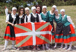 Dantzaris de Loretako Euskaldunak acompañadas de Graciana Goicoechandia, presidenta del Centro
