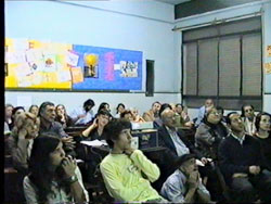 El público escucha atento las explicaciones de la charla en el seno de la 'II Eusko Jaia'