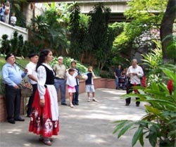 La dantzari Ainara Olalde interpreta, acompañada por los txistularis Joxe Iriarte y Koldo Olalde, el aurresku de honor frente al monumento a los gudaris instalado en el jardón de Eusko Etxea