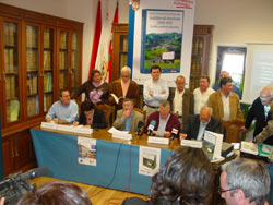 La presentación del libro ayer en el Ayuntamiento de Sunbilla (foto euskalkultura.com)