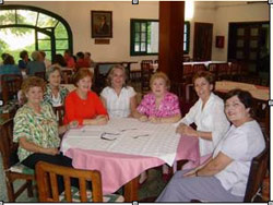 En su mesa de izquierda a derecha Matxalen de Albaya, Ana María de Zubizarreta, Mari Cruz Anchia, Miren Nekane Barrondo, Maria Dolores de Barrondo, Miren Begoña de Elguezabal y Edurne de Rivas (Foto Pedro Arriaga)