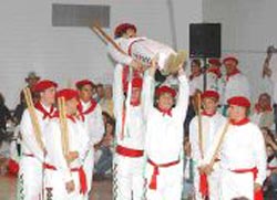 Este año en el interior, pero los dantzaris ofrecieron el pasado domingo en Los Banos su habitual exhibición de baile (foto LosBañosEnterprise)