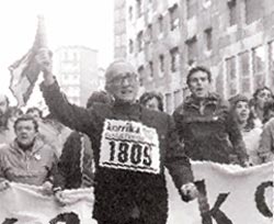 Imanol Berriatua apoyando el euskera y la Korrika en Bilbao (foto Bidegileak)