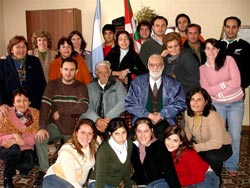 Miembros de Urrundik y asistentes a la conferencia posan junto a Mikel Ezkerro (foto Urrundik)