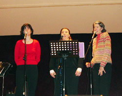 Las tres componentes de Noka (de izda a drcha), Begoña Echeverria, Andrea Bidart-Oteiza y Cathy Petrissans-Parker durante una actuación hace unos meses en San Francisco (foto euskalkultura.com)