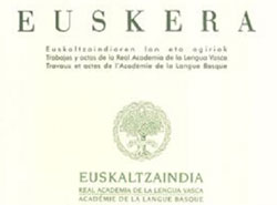 La directiva de Euskaltzaindia que encabeza su presidente Andrés Urrutia (cuarto por la izda)