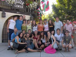 Dantzaris de Kriskitin frente al Centro Vasco de Boise (Idaho), en el Jaialdi 2005 (foto Bideak)