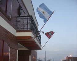 Balcón principal del Centro Vasco de Chivilcoy en el día de ayer, con las banderas vasca y argentina