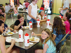 Jóvenes participantes en una edición anterior del Udaleku vasco de EEUU, en Reno, Nevada, durante el receso de la comida (foto euskalkultura.com)