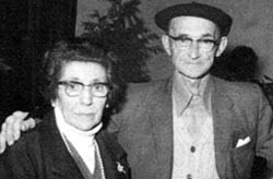 El bertsolari y escritor muxikarra Balendin Enbeita Goiria (1906-1986) acompañado de su mujer