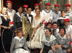 Los novios posan rodeados de amigos en sus coloristas trajes de boda (foto Berria)