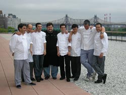 Los cocineros bizkaitarras acompañados de Mikel Zeberio, posan en los jardines de Naciones Unidas 