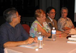 La licenciada Amaya Garritz (centro), coordinadora del congreso, en la conferencia de la Semana Vasca de Mazatlán, México (foto vascosmexico.com)