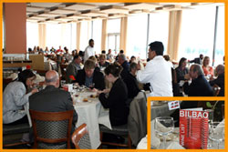 Aspecto del comedor de la ONU. Cada mesa lleva nota del menú vasco, con más de 40 variedades de vino, una ikurriña y un clavel (foto eeny.org)