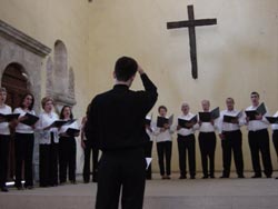 Alberto Carrera dirige el coro de la Euskal Etxea en Desierto de Leones (foto vascosmexico.com)