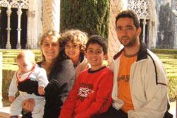La familia Hernández-Minaberry: Unai, Carolina, Imanol, Asier y Javier. Carolina es conocida en la comunidad argentino-vasca como profesora de euskera, idioma que, partiendo de cero, llegó a dominar en pocos años (foto euskalkultura.com)