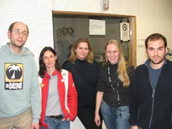 Martin Petrus y Mércedes Pérez (primeros por la izquierda) junto a sus colaboradores en el programa radiofónico vascoalemán Irrati X