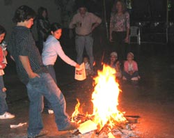 La tradicional quema de -algunos- apuntes, un acto liberador del que disfrutaron el año pasado los jóvenes de México (foto vascosmexico.com)