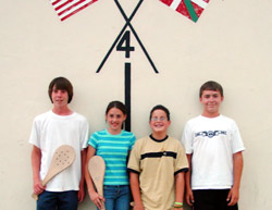 De izquierda a derecha, Jean-Paul Acheritogaray, Danielle Gaztambide, Daniel Gatón y Joseph Esnoz, campeones y subcampeones de pala de Udaleku 2006 (foto euskalkultura.com)