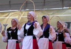Dantzaris de Utah Basque Club durante su actuación en el festival Living Traditions