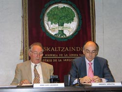 Jose Luis Lizundia y Andres Urrutia en la presentación a la prensa de la reforma en la Academia