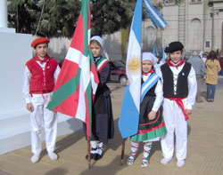 En Centro Vasco ayacuchense, inmejorablemente representado en la fiesta del 25 de Mayo