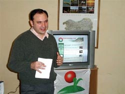 Federico Borrás, presidente de la Asociación Urrundik, presentando la nueva página web