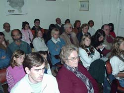 Asistentes a una charla en el Centro Vasco 'Hiru Erreka' de Tres Arroyos, Pcia. de Buenos Aires