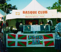 Stand de la Euskal Etxea de Townsville, en la fiesta de San Fermín 2005 
