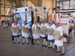 Los bailes de los zanpanzarrak llamaron la atención en la Estación Central de Fráncfort (foto Irrati X)