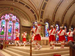 Los dantzaris ejecutando en el altar de la Catedral de Boise los bailes del Korpus durante la misa de San Ignacio (foto euskalkultura.com)