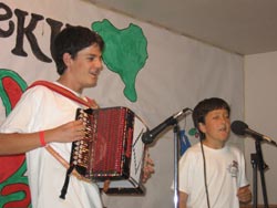 Los donostiarras Eneko Sesé, a la triki, y Paul Córdoba en el momento de su actuación;  cantaron 'Ikusi mendizaleak' (foto euskalkultura.com)