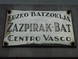 Placa situada junto a la puerta principal de la sede del Zazpirak Bat de Rosario, en la argentina provincia de Santa Fe (foto euskalkultura.com)