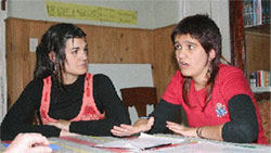 Las jóvenes Oihana Gallo y Esti Solabarrieta, profesoras de Euskera en Tres Arroyos (foto LVDP)