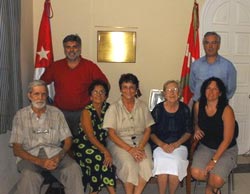 Alberto Irigoyen y Josu Legarreta (atrás), junto a autoridades de la Asociación Vasco Navarra de Beneficencia y Adriana Patrón (sentada derecha)